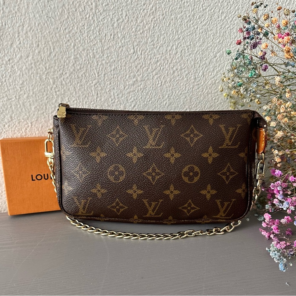 💕AUTHENTIC Louis Vuitton Pochette💕